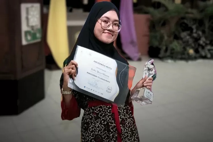  Enika Maya Oktavia, seorang mahasiswa dari UIN Sunan Kalijaga Yogyakarta, menjadi sorotan setelah berhasil memperjuangkan penghapusan ambang batas pencalonan presiden (presidential threshold) bersama rekan-rekannya.  (instagram @pskhuinsuka)